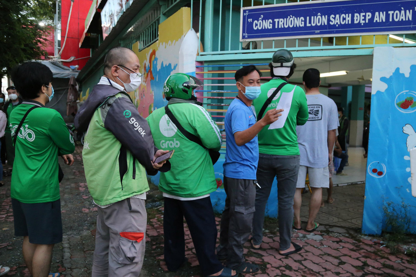 Theo Sở Công thương TPHCM, những ngày qua có khoảng hơn 20.000 shipper hoạt động và đã thực hiện gần 543.500 đơn hàng, tăng gấp đôi so với trước.