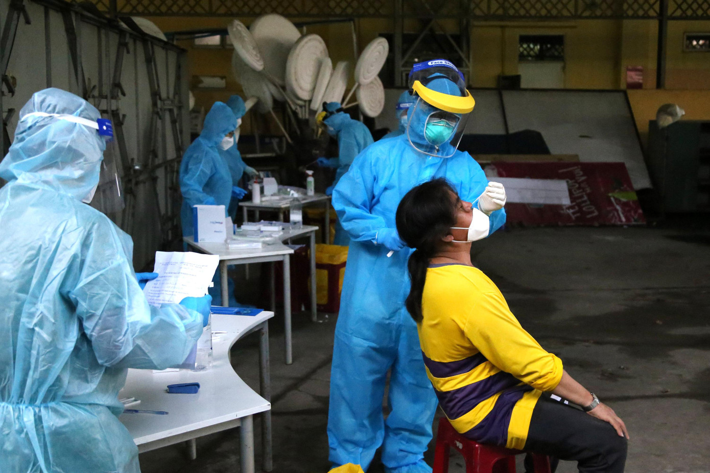 Sở Y tế TPHCM đề nghị các shipper đến trạm y tế lưu động lấy mẫu xét nghiệm vào khung 5-6 giờ để được cấp giấy xác nhận sớm, tránh ảnh hưởng đến hoạt động khám chữa bệnh, theo dõi điều trị bệnh nhân COVID-19 tại nhà của lực lượng tại trạm y tế lưu động.