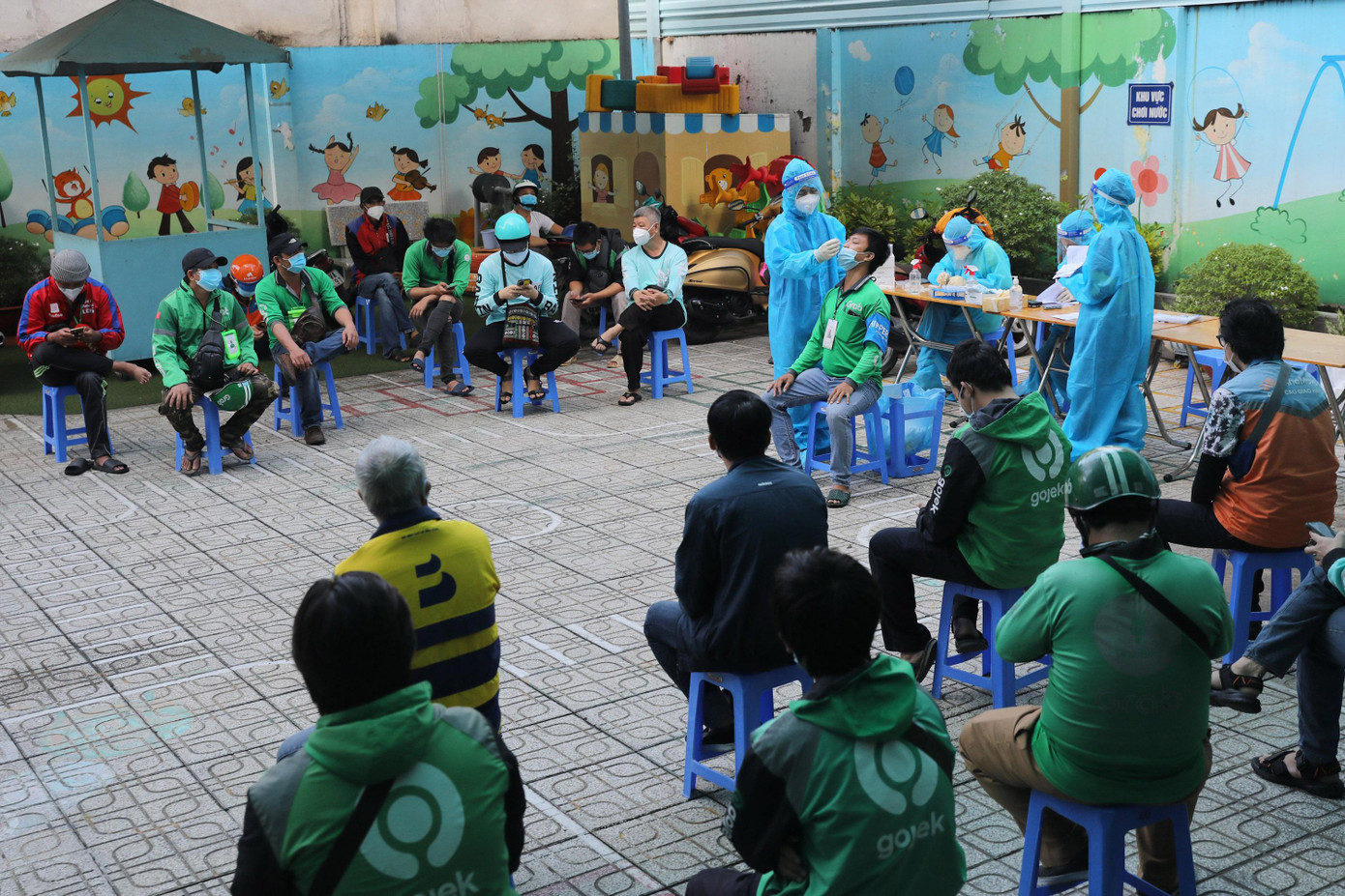 Ghi nhận tại các điểm lấy mẫu ở quận 4, Bình Thạnh, Gò Vấp, hàng trăm shipper đã xếp hàng từ sáng sớm, lực lượng nhân viên y tế làm việc liên tục.