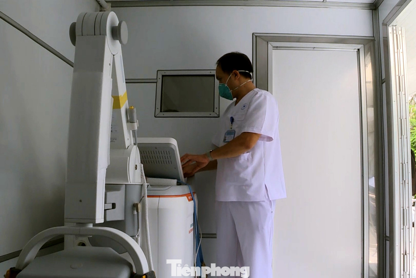 Để đảm bảo an toàn phòng chống dịch, tránh nguy cơ dịch bệnh xâm nhập vào bệnh viện, cần có một vùng đệm để khám, điều trị bệnh nhân nghi ngờ mắc COVID-19 trước khi nhập viện.