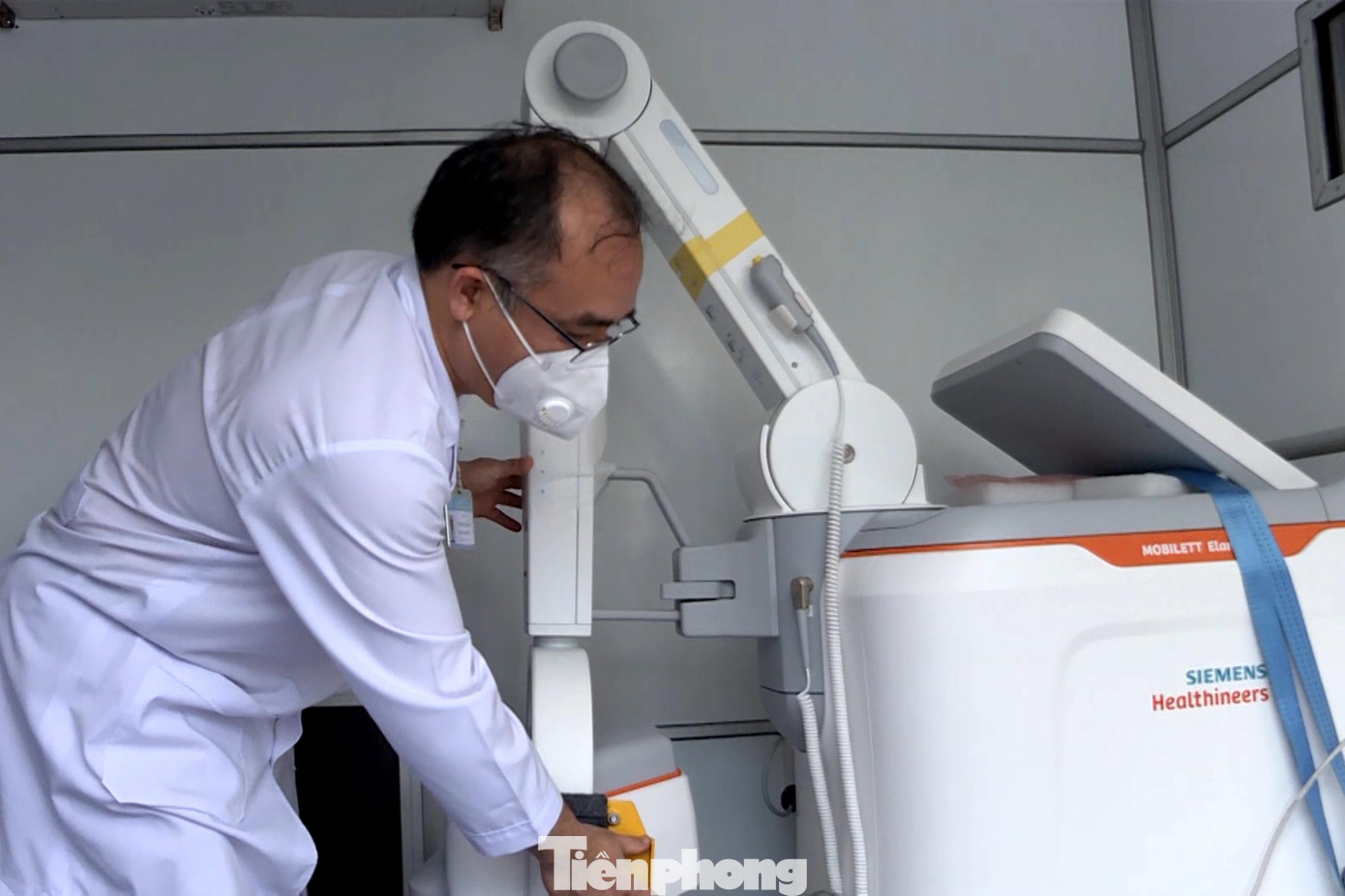 Sau hơn 2 tuần nghiên cứu, chế tạo, chiếc xe siêu âm, chụp X-quang lưu động với những trang thiết bị hiện đại bậc nhất Việt Nam đã được chế tạo thành công và đưa về phục vụ công tác khám chữa bệnh, điều trị bệnh nhân COVID-19 tại Bệnh viện Thống Nhất và Bệnh viện Dã chiến đa tầng điều trị COVID-19 quận Tân Bình, TPHCM.