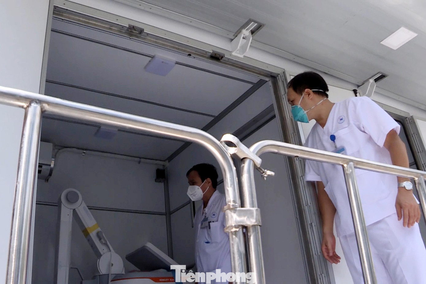 Để đảm bảo an toàn, ngăn tia phóng xạ thoát ra ngoài, các phòng này đều được bọc chì, cửa áp lực âm.