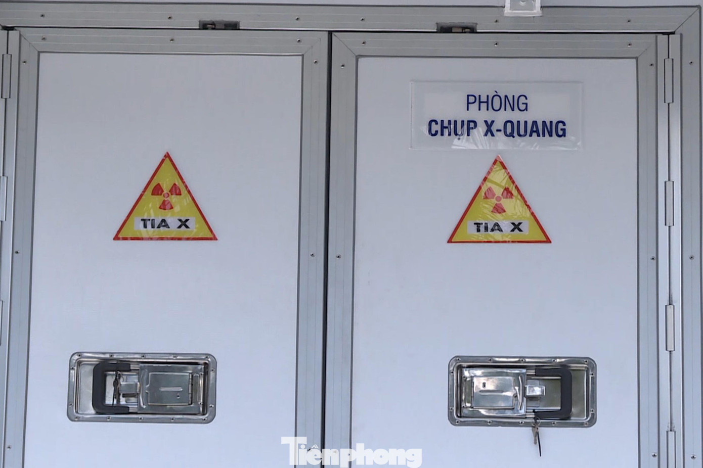 Bên cạnh đó, xe cũng được trang bị hệ thống đường truyền dữ liệu, wifi mạnh kết nối không dây với các chuyên gia, phòng chẩn đoán nội viện để truyền hình ảnh nhằm đưa ra các chẩn đoán kịp thời nhất cho bệnh nhân.