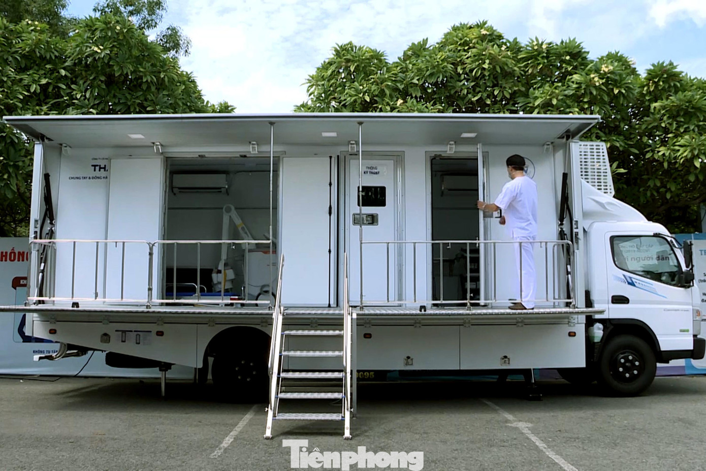 Hiện nay, chiếc xe đang được sử dụng để khám chữa bệnh tại vùng đệm của Bệnh viện Thống Nhất, hỗ trợ chụp X-Quang, siêu âm cho bệnh nhân COVID-19 tại Bệnh viện Dã chiến đa tầng quy mô 1.000 giường thuộc quân Tân Bình và sẵn sàng hỗ trợ các Bệnh viện Dã chiến thu dung điều trị COVID-19 trên địa bàn TPHCM.