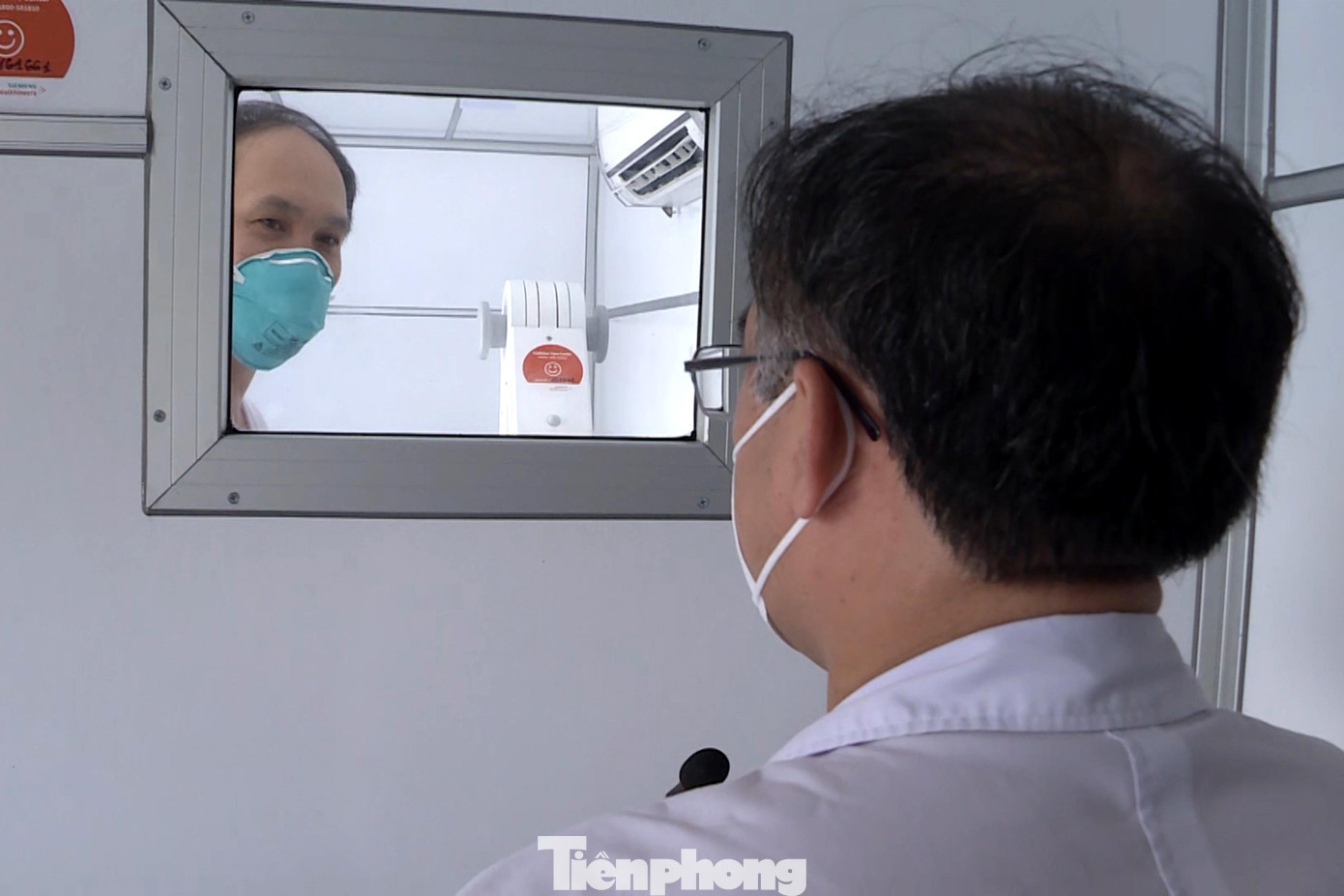 Theo bác sĩ Võ Thành Toàn, chiếc xe được thiết kế với 3 phòng riêng biệt gồm 1 phòng X- quang, 1 phòng siêu âm và 1 phòng dành cho kỹ thuật viên.