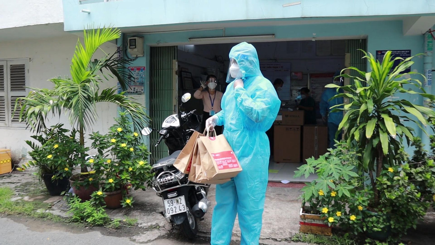 Theo quy định, những người dân khi tự làm xét nghiệm nhanh kháng nguyên SARS-CoV-2 và dùng thuốc điều trị COVID-19 phải có hướng dẫn kỹ lưỡng và kiểm soát chặt chẽ của nhân viên y tế địa phương.