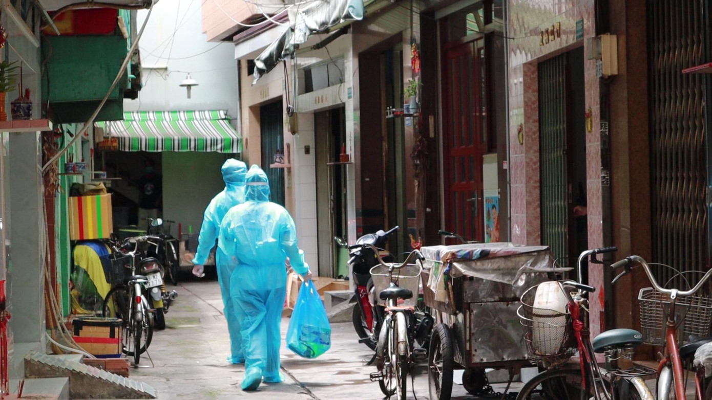 Sau khi cấp phát thuốc, nhân viên y tế cũng cung cấp số điện thoại, thông tin liên lạc để người dân có thể liên hệ tư vấn thông tin điều trị, thông báo tình trạng bệnh bất cứ lúc nào.