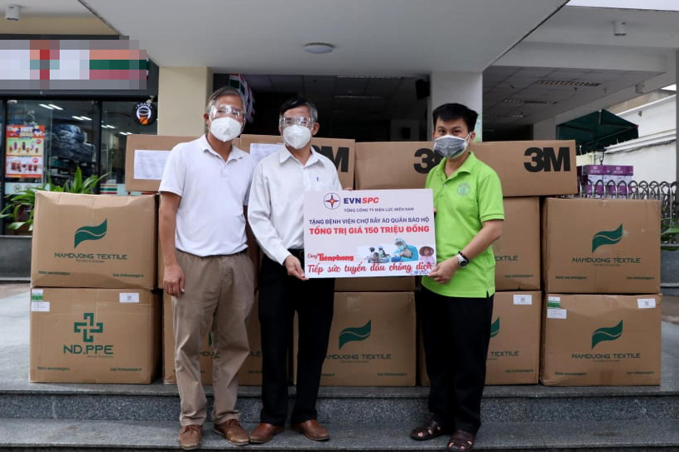 Ông Nguyễn Hoàng Sơn, Trưởng Ban Truyền Thông, Tổng công ty Điện lực miền Nam trao tặng hơn 1.700 khẩu trang 3M và 500 bộ đồ bảo hộ cấp 4 cho Bệnh viện Chợ Rẫy. Ông Nguyễn Hoàng Sơn, Trưởng Ban Truyền Thông, Tổng công ty Điện lực miền Nam trao tặng hơn 1.700 khẩu trang 3M và 500 bộ đồ bảo hộ cấp 4 cho Bệnh viện Chợ Rẫy.