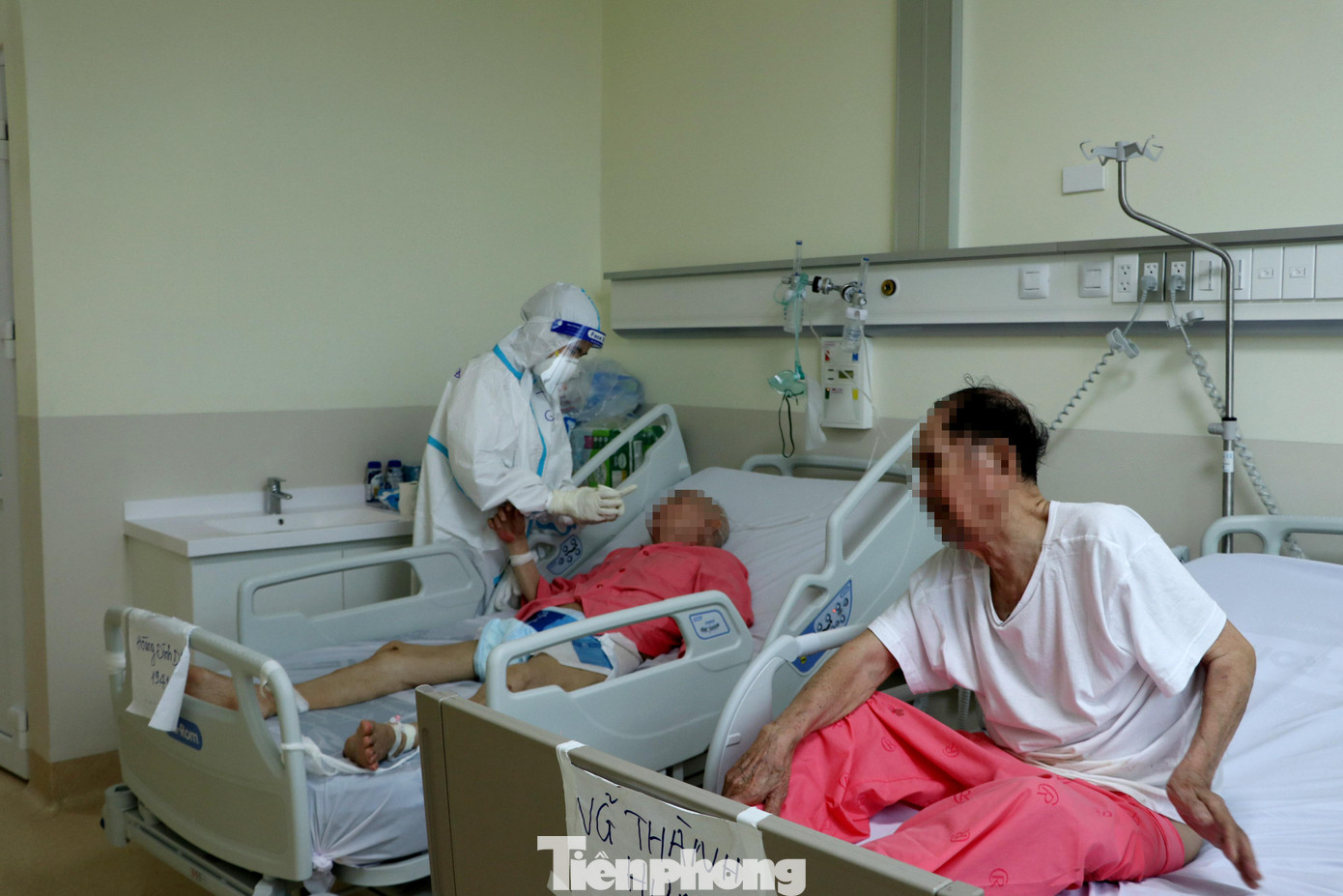 Bệnh nhân COVID-19 không có người thân chăm sóc nên các tình nguyện viên luôn quan tâm, an ủi, động viên tinh thần để bệnh nhân cố gắng vượt qua dịch bệnh. Bệnh nhân COVID-19 không có người thân chăm sóc nên các tình nguyện viên luôn quan tâm, an ủi, động viên tinh thần để bệnh nhân cố gắng vượt qua dịch bệnh.