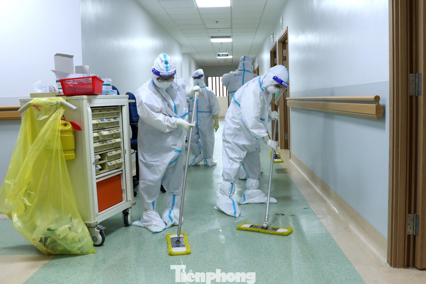 Tại Bệnh viện Hồi sức COVID-19 quy mô 1.000 giường ở cơ sở 2 Bệnh viện Ung Bướu TPHCM, lực lượng tình nguyện viên tôn giáo đã tham gia hỗ trợ lau dọn vệ sinh, chăm sóc bệnh nhân từ đầu tháng 8 đến nay. Tại Bệnh viện Hồi sức COVID-19 quy mô 1.000 giường ở cơ sở 2 Bệnh viện Ung Bướu TPHCM, lực lượng tình nguyện viên tôn giáo đã tham gia hỗ trợ lau dọn vệ sinh, chăm sóc bệnh nhân từ đầu tháng 8 đến nay.