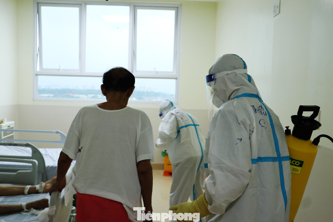 Công việc chính là lau dọn vệ sinh, khử khuẩn và hỗ trợ nhân viên y tế trong việc thay quần áo, tã, cho bệnh nhân ăn, uống... Công việc chính là lau dọn vệ sinh, khử khuẩn và hỗ trợ nhân viên y tế trong việc thay quần áo, tã, cho bệnh nhân ăn, uống...