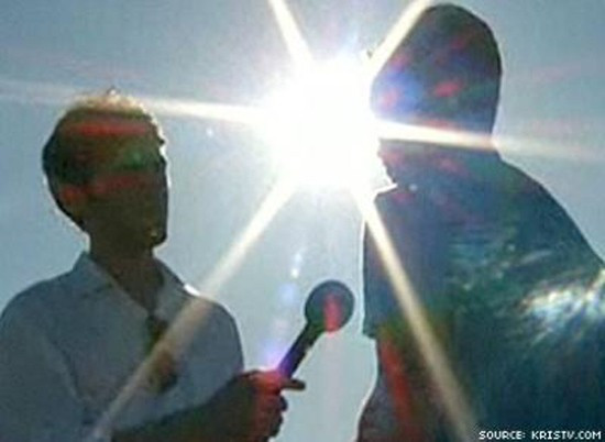 Hoạt náo viên (bên phải )có nụ hôn đồng giới bị đình chỉ học