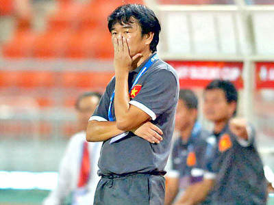 “Tấm gương” của HLV nội đầu tiên Phan Thanh Hùng khiến cho việc chọn HLV nội thêm khó khăn