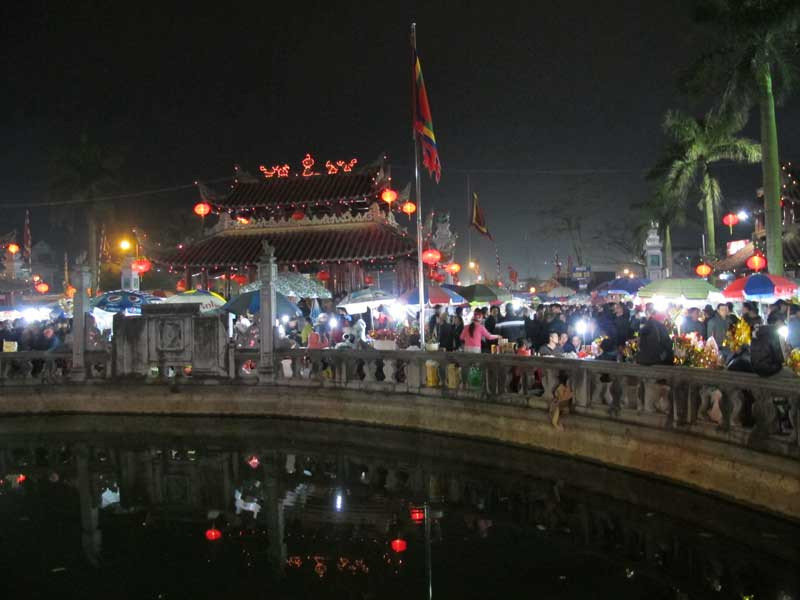 Rạng sáng mùng 8 Tết, dòng người đi lễ vẫn chật cứng