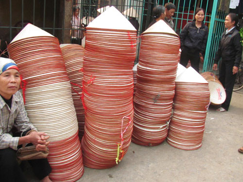 Bình quân mỗi người có thể làm hoàn thiện 2 chiếc nón trong một ngày. Số nón thu mua được của các lái buôn trong một phiên chợ nên tới hàng chục nghìn cái.