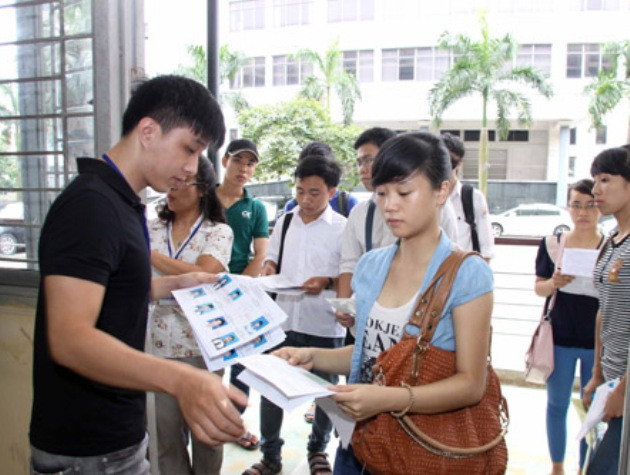 Giám thị kiểm tra giấy tờ, đối chiếu hồ sơ của thí sinh trước giờ thi tại Đại học Bách khoa Hà Nội