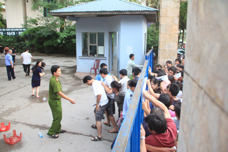 Đến 6h sáng, cánh cửa dần dần được mở ra 