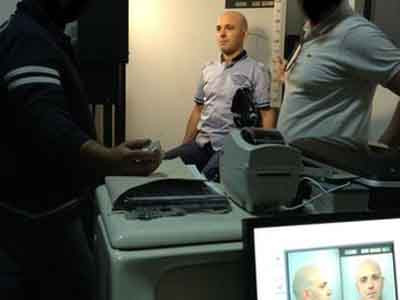 Ông trùm Peppe đang được cảnh sát đo chiều cao, chụp ảnh sau khi đầu thú. Ông trùm Peppe đang được cảnh sát đo chiều cao, chụp ảnh sau khi đầu thú