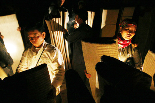 Những tay buôn chiếu đến từ khắp mọi nơi, sau khi mua chiếu trắng về còn phải đem nhuộm màu, hấp, phơi nắng…