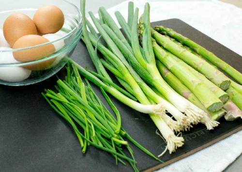 Hành lá và trứng có công dụng ngừa ung thư rất hiệu quả (Ảnh minh họa).