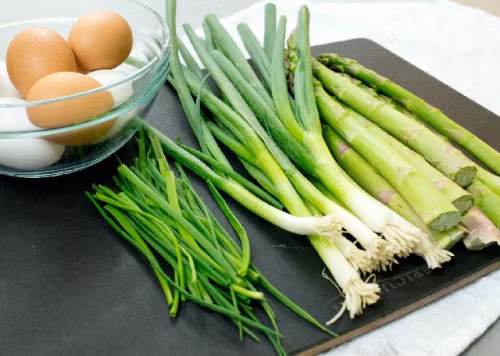 Hành lá và trứng có công dụng ngừa ung thư rất hiệu quả (Ảnh minh họa).