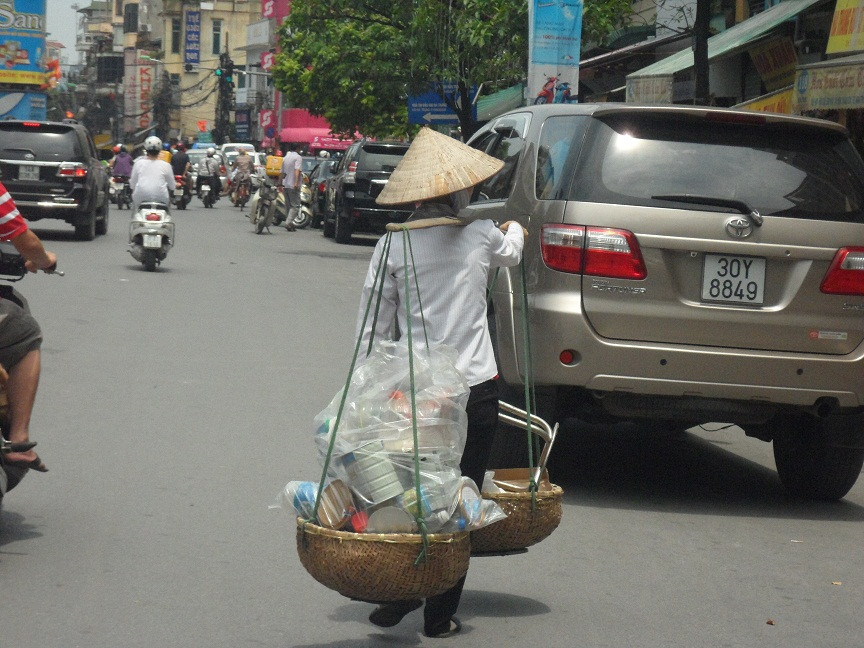 Giữa 12h trưa, chị Hà vẫn miệt mài thu, mua nhặt lượm tất cả túi, giấy chai lọ, được ít nào hay ít nấy, chị chia sẻ: “Từ việc thu gom nhặt chai lo, trung bình chị kiếm được 50.000đ/ ngày