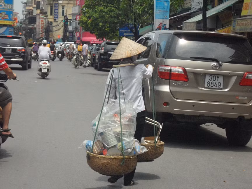 Giữa 12h trưa, chị Hà vẫn miệt mài thu, mua nhặt lượm tất cả túi, giấy chai lọ, được ít nào hay ít nấy, chị chia sẻ: “Từ việc thu gom nhặt chai lo, trung bình chị kiếm được 50.000đ/ ngày