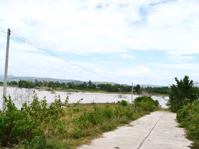 Nước lòng hồ ngập đường đi lại của dân Ảnh: Việt Hương 