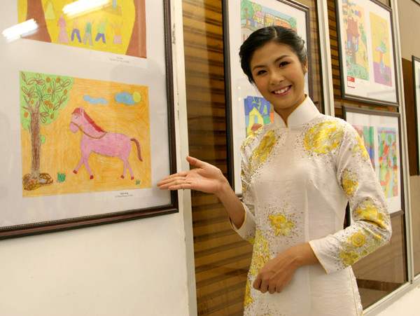 Cô giáo Ngọc Hân giới thiệu tranh của học sinh ở lớp mỹ thuật 