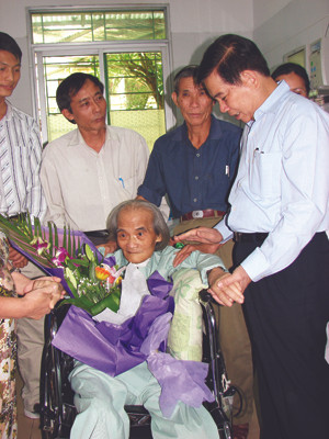 Chủ tịch nước Nguyễn Minh Triết thăm hỏi nhà văn Sơn Tùng