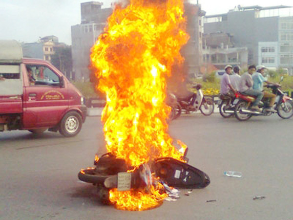 Các vụ cháy xe cơ giới vẫn tiếp tục diễn ra trên cả nước