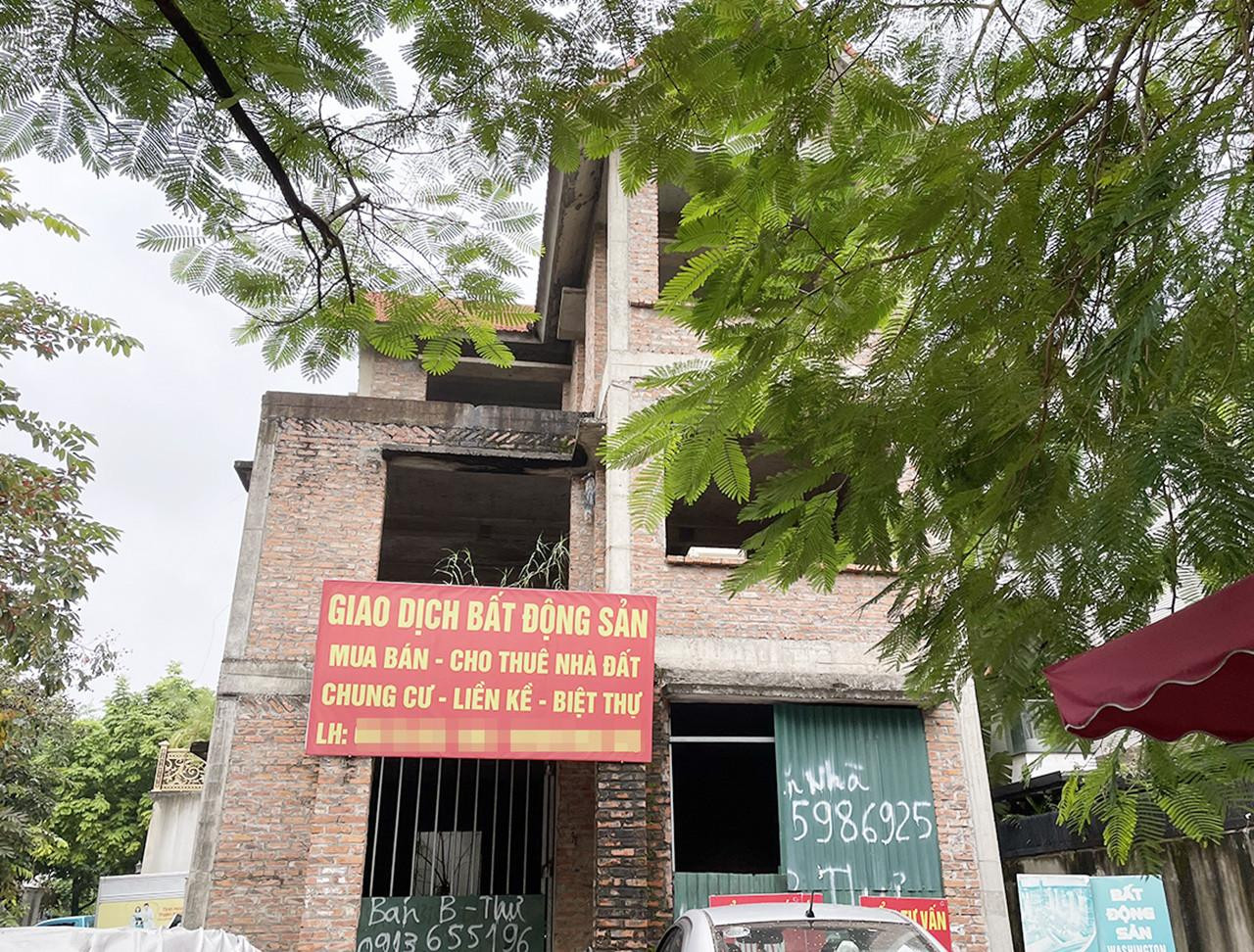 Nhiều văn phòng nhà đất đóng cửa. (Ảnh:Duy Anh) Nhiều văn phòng nhà đất đóng cửa. (Ảnh:Duy Anh)