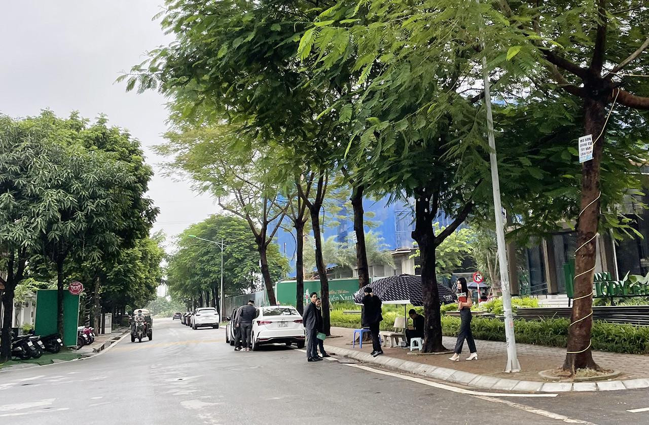 Nhân viên môi giới ra vỉa hè tìm khách (Ảnh:Duy Anh) Nhân viên môi giới ra vỉa hè tìm khách (Ảnh:Duy Anh)