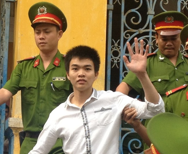 Phú vẫy tay chào người thân sau phiên tòa. 