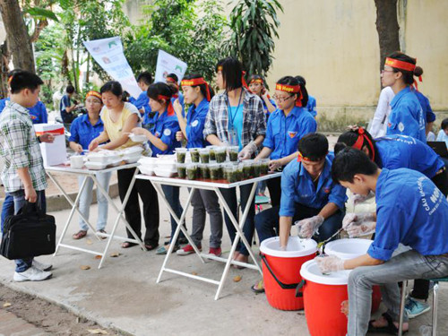 Để chuẩn bị cho bữa trưa này, các tình nguyện viên CLB Hope và quán chay Tịnh Xưa thức dậy nấu nướng từ rất sớm. Để chuẩn bị cho bữa trưa này, các tình nguyện viên CLB Hope và quán chay Tịnh Xưa thức dậy nấu nướng từ rất sớm.