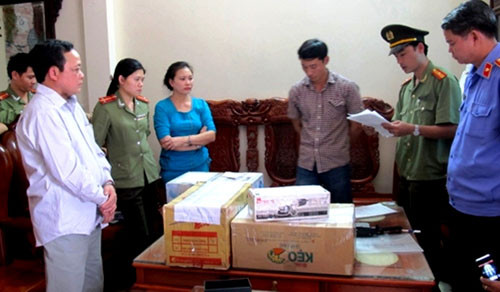 “Cậu Thủy” (bìa trái) nghe đọc lệnh bắt. “Cậu Thủy” (bìa trái) nghe đọc lệnh bắt