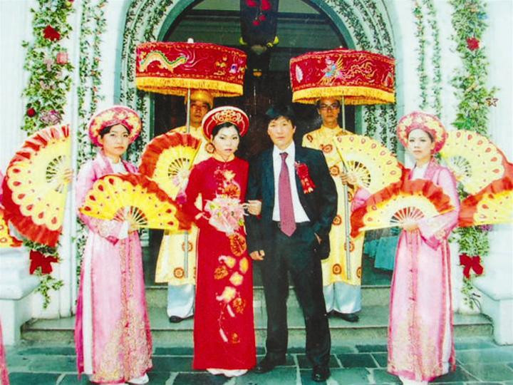 Đám cưới Huỳnh Mai được tổ chức tập thể tại nhà hàng Thiên Thai (Ảnh tư liệu của gia đình). Đám cưới Huỳnh Mai được tổ chức tập thể tại nhà hàng Thiên Thai (Ảnh tư liệu của gia đình).