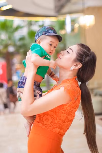 Từ ngày có cu Tin, Lâm Chi Khanh vất vả hơn nhiều nhưng đổi lại cô được cảm giác hạnh phúc làm mẹ