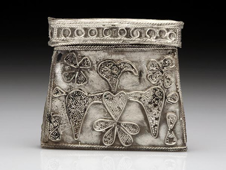 Chiếc bùa hộ mệnh bằng bạc in hình một con chim đang dang rộng đôi cánh