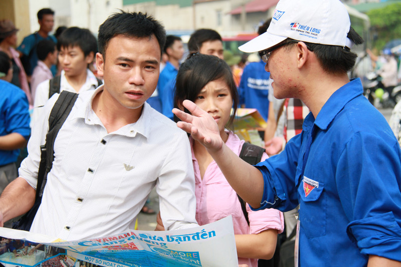 Có khó khăn, là sinh viên tình nguyện đến giúp đỡ. Ảnh: Trường Phong