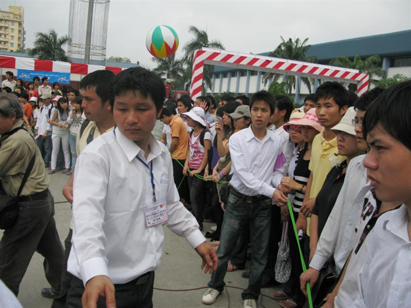 Nhiều người vẫn cố đổ xô qua vòng ngăn để xem cho thật gần Nhiều người vẫn cố đổ xô qua vòng ngăn để xem cho thật gần