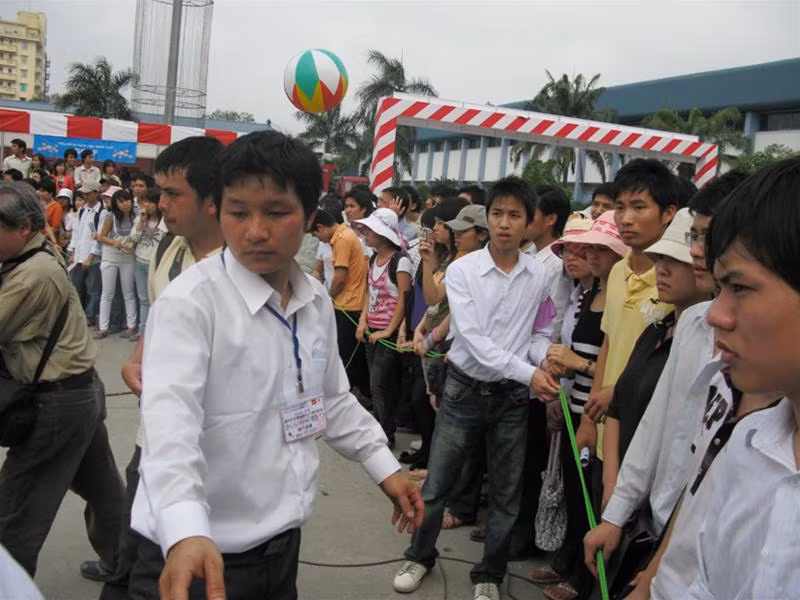 Nhiều người vẫn cố đổ xô qua vòng ngăn để xem cho thật gần