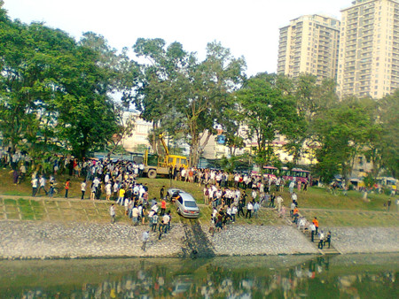 Chiếc BMW được lực lượng cứu hộ kéo lên khỏi sông Tô Lịch