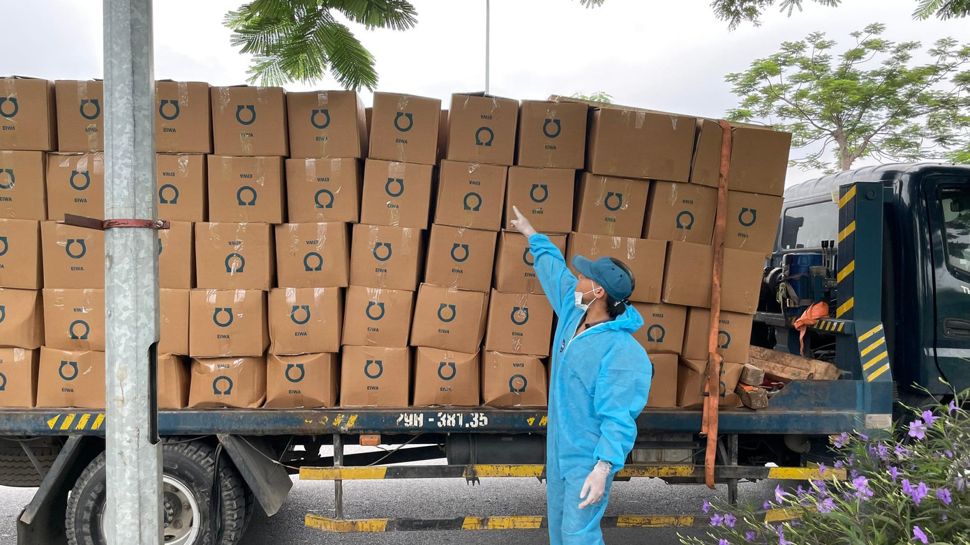 Tài xế của nhóm “Xe 0 đồng” luôn đề cao việc phòng dịch. Đặc biệt, với những chuyến hàng đến vùng cách ly, dịch bệnh phức tạp, tài xế không được ra ngoài, hạn chế tối đa tiếp xúc. “Mình đi làm nhưng còn vợ, con nhỏ, bố mẹ già ở nhà, mấy anh em luôn dặn nhau phải cẩn thận, có vậy mới hiệu quả và giúp được thêm nhiều người. Nhóm đã lên phương án, trong trường hợp dịch bệnh tại Hà Nội phức tạp hơn, thì tìm nhà nghỉ cho các thành viên ở lại, không về nhà”, anh Tuấn Anh cho biết