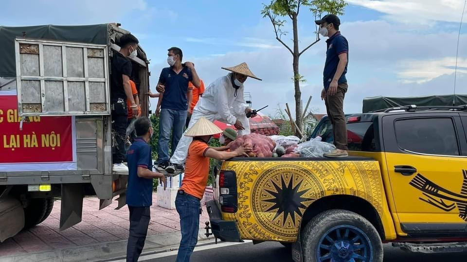 Ngoài vận chuyển hàng hỗ trợ hoạt động thiện nguyện, đội “Xe 0 đồng” còn nhận chở nhu yếu phẩm, rau củ của bà con Bắc Ninh, Bắc Giang gửi tặng Hà Nội. Anh Tuấn cho biết: “Khi Bắc Ninh, Bắc Giang là tâm dịch, Hà Nội hỗ trợ hết mình. Nay, Hà Nội “ốm” thì bà con liên hệ muốn tiếp sức Thủ đô"