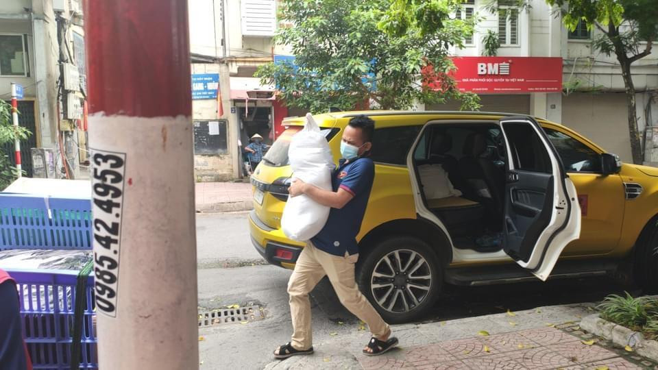 Anh Tuấn Anh nói vui, để lấy tinh thần làm việc, các thành viên đội xe thường đùa với nhau 1 câu, hết giãn cách anh em mình đi ăn phở nhé. Còn hiện tại, bữa ăn của tài xế chủ yếu là bánh mì tự chuẩn bị, hoặc thi thoảng là cơm từ các bếp 0 đồng tiếp sức. Hiện, nhóm tập kết và trung chuyển hàng hoá ở 2 địa chỉ: 7 Nguyễn Hoàng và 125 Thiên Hiền, các đơn vị, đội nhóm, cá nhân thiện nguyện có thể liên hệ theo số 0987616789 để được hỗ trợ. Hoạt động theo tiêu chí 0 đồng, đội xe làm miễn phí, và chỉ vận chuyện hàng phi thương mại.