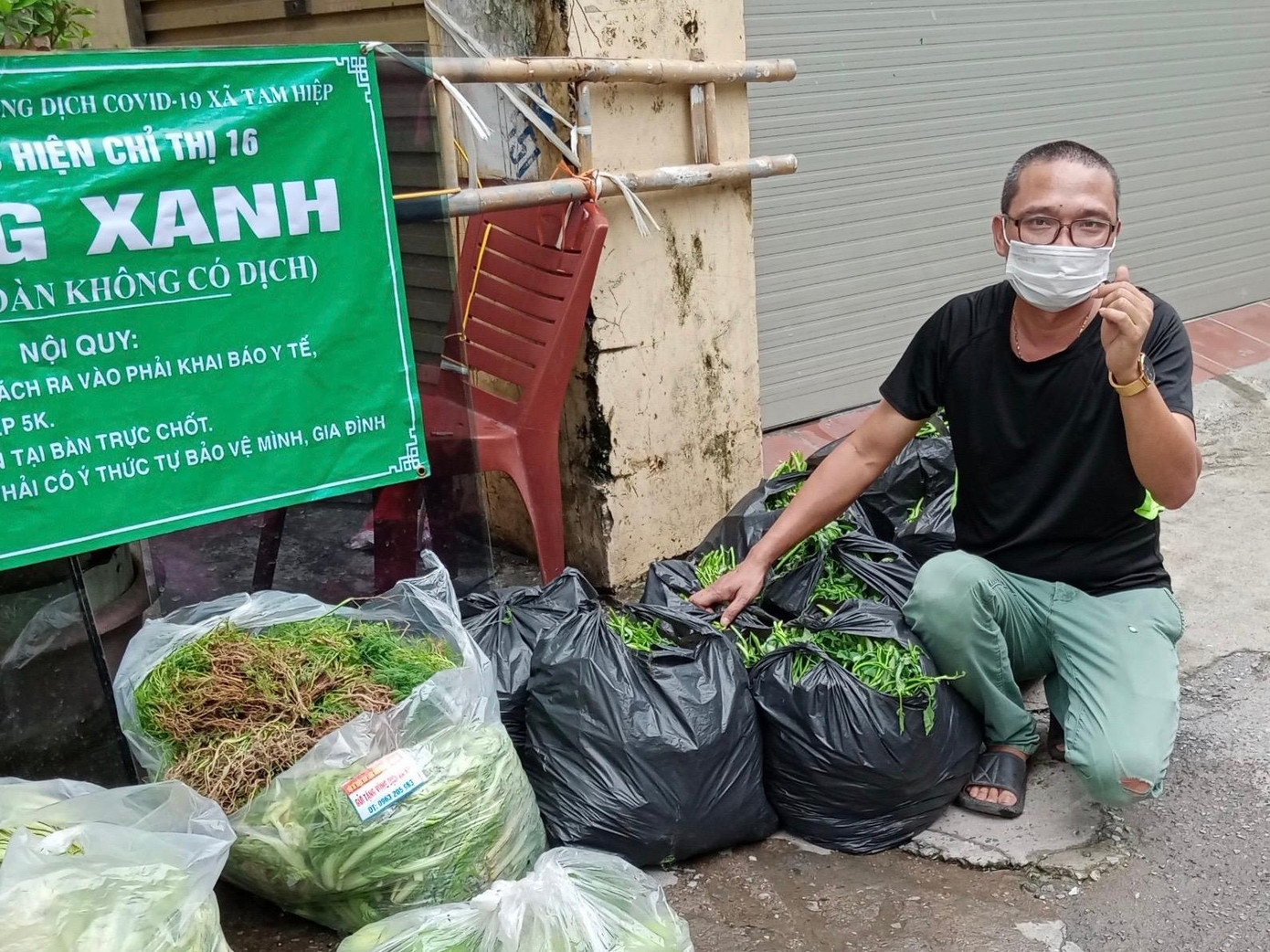 Rau sau thu hoạch được tình nguyện viên chia thành từng túi 10kg, chuyển tới những hoàn cảnh khó khăn tại Hà Nội. Số điện thoại, mạng xã hội của nhóm liên tục nhận được những lời "cầu cứu", xin hỗ trợ từ lao động ngoại tỉnh thất nghiệp, người nghèo, sinh viên...