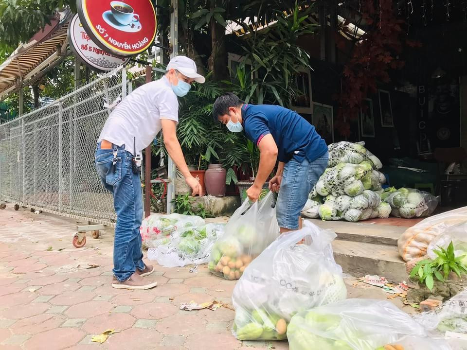 Nhiều vùng rau ở Ba Vì, Vĩnh Phúc, Lào Cai cũng gửi qua nhóm, có đêm chở tới 2 chuyến, chỉ kịp về nhà ăn bát mì, lại đi tiếp. "Những chuyến rau về nửa đêm, bọn mình vẫn đi. Hôm qua, mình vận chuyển 1 xe gạo, tự bốc vác hàng chục bao, về nhà đau ê ẩm nhưng lúc làm thì chẳng kịp nghĩ cũng không nề hà gì”, anh Tuấn Anh nhớ lại