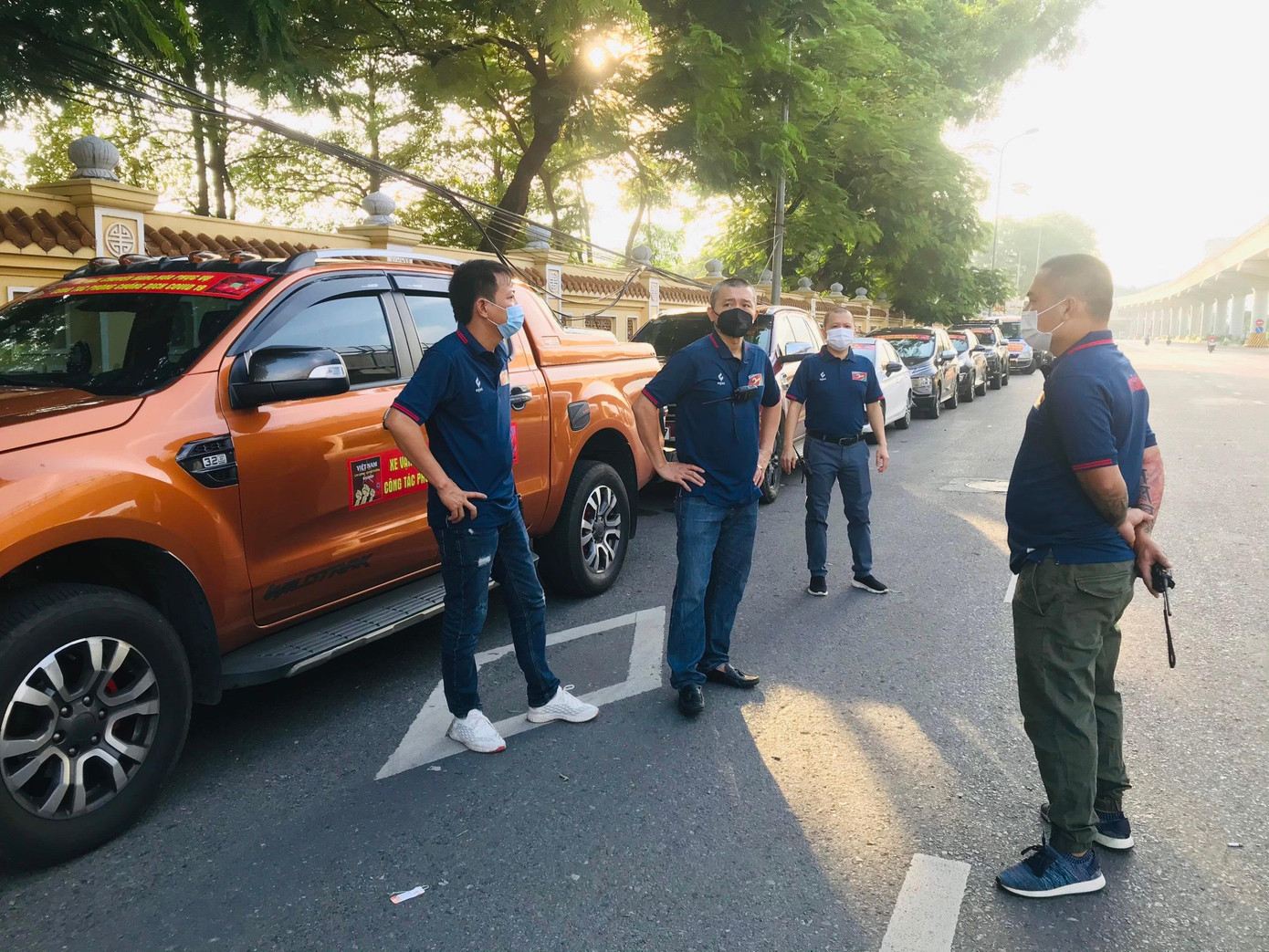 Anh Lê Tuấn Anh, đội phó đội "Xe 0 đồng" cho biết, nhóm thành lập từ tháng 5/2021, đã nhiều lần vận chuyển hàng hoá ủng hộ tâm dịch khi ấy là Bắc Ninh, Bắc Giang. Đến tháng 7, khi Hà Nội giãn cách, các tài xế không chuyên là những nhân viên văn phòng, chủ doanh nghiệp, chủ quán bia... lại tập hợp nhau, hoạt động theo tiêu chí 0 đồng, hỗ trợ miễn phí, và chỉ vận chuyện hàng phi thương mại. Kinh phí hoạt động, xăng xe, ăn uống đều do thành viên nhóm tự chi trả.