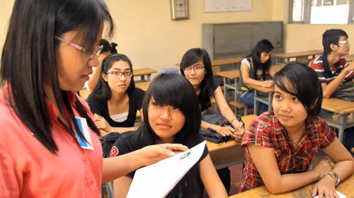 Đầu vào ngoại ngữ quá chênh lệch gây khó khăn cho cả nhà trường và sinh viên. Trong ảnh: thí sinh dự thi tuyển sinh vào Trường ĐH Khoa học xã hội và nhân văn (ĐHQG TP.HCM) năm 2010 